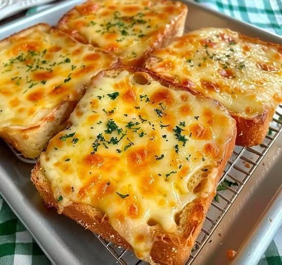 Texas Toast with Melted Cheese: A Gooey Throwback You’ll Crave Again and Again