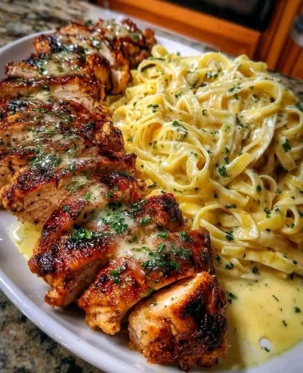 Creamy Garlic Butter Chicken & Linguine in Alfredo Sauce